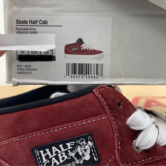 Vans WMNS Skate Half Cab
Pig Suede Brick
VN0A5KYABRI
Sneakers - Picture 16 of 16